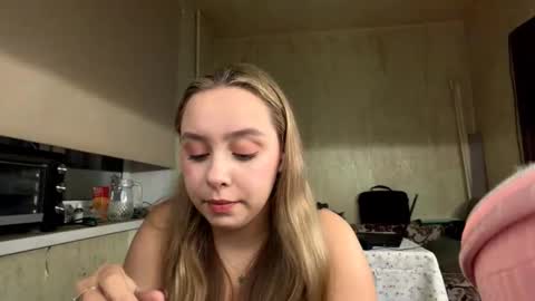 Mia online show from October 2025 08:44:02 PM