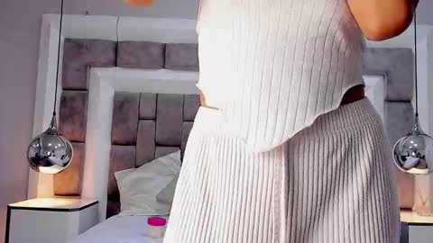 Hi guys It is a pleasure to have you here I am Julieta  online show from December 2025 12:21:02 PM