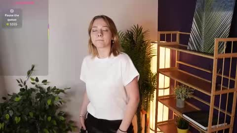 Mia online show from September 2025 03:08:01 AM