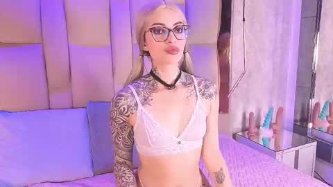 junecollins online show from March 2026 10:25:02 PM