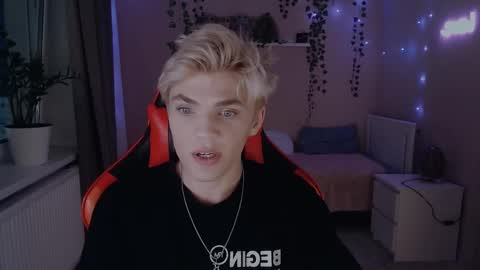 Snapshot of justin_cutie chatting on February 2025 03:36:02 PM U bf Justin online show from February 2025 03:36:02 PM