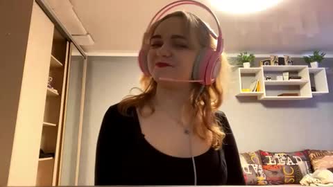 Snapshot of kariejenison chatting on November 2025 08:25:01 AM Im Olivia online show from November 2025 08:25:01 AM