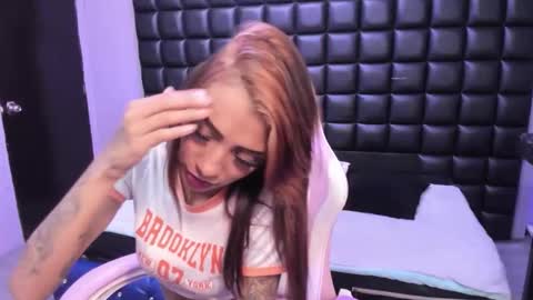 karlaslutskinny__ online show from November 2025 04:05:01 PM