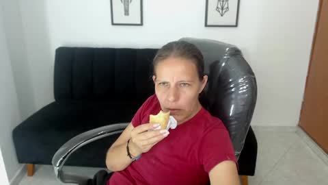 Snapshot of karlye_hot chatting on February 2025 01:44:02 AM KARLYE online show from February 2025 01:44:02 AM