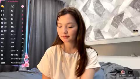 Kira online show from October 2025 01:21:01 PM