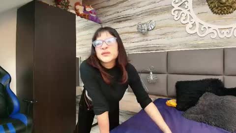 Snapshot of katana_blade chatting on April 2026 09:43:02 PM online show from April 2026 09:43:02 PM