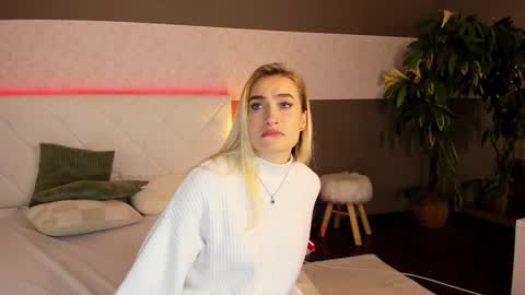 KateOwyns online show from December 2024 12:59:02 PM