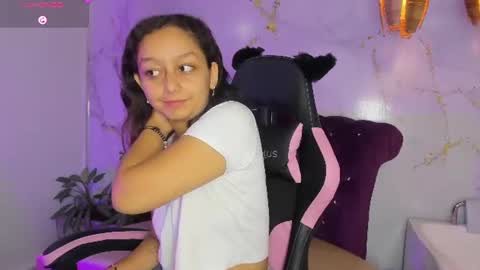 Snapshot of katy_sweet19 chatting on June 2026 10:42:01 AM Katy online show from June 2026 10:42:01 AM