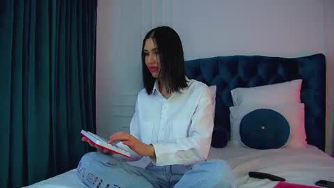 Kayla online show from June 2026 06:33:01 AM