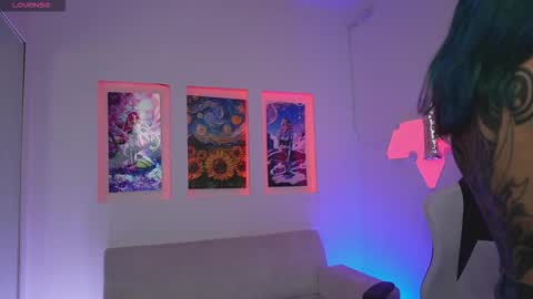 Kayra online show from December 2025 12:10:01 PM