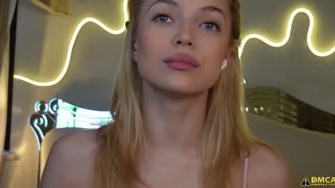 Kelly online show from November 2025 05:42:02 AM