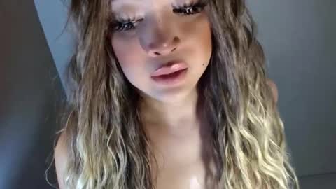 Snapshot of kellyclarksonx chatting on June 2026 12:04:02 PM its me KELLY online show from June 2026 12:04:02 PM