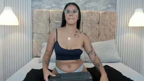 keniathompsonx online show from February 2025 05:09:01 PM