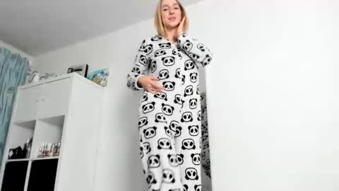 Kenzie online show from October 2025 03:47:02 AM