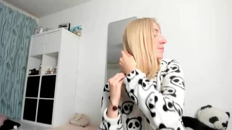 Kenzie online show from October 2025 06:02:01 PM