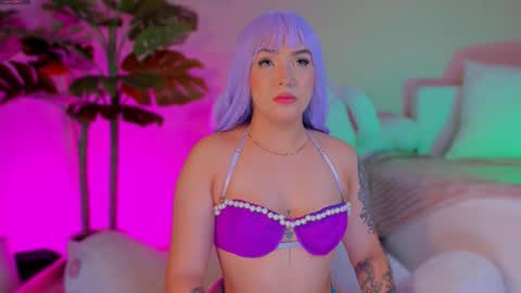 Kim  online show from November 2025 01:57:02 PM