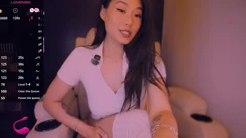 Snapshot of kimmy_chi chatting on April 2026 05:11:01 PM Lo online show from April 2026 05:11:01 PM