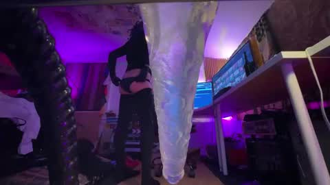 Snapshot of kinksmcgee chatting on March 2026 10:37:01 AM Nikki online show from March 2026 10:37:01 AM