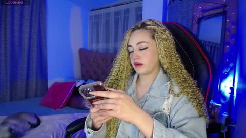 Snapshot of kinkydoll_ chatting on March 2025 04:26:02 AM Sara online show from March 2025 04:26:02 AM