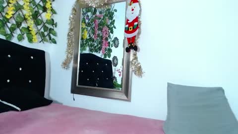 Isabella  online show from December 2024 01:40:01 AM