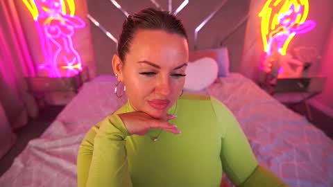 Kira online show from September 2025 10:02:01 PM