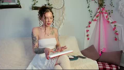 Snapshot of kiralotus chatting on October 2025 07:05:02 AM little vampire online show from October 2025 07:05:02 AM