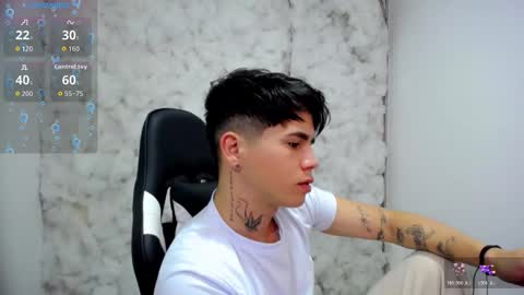 kiss_whitee online show from November 2025 02:11:01 AM