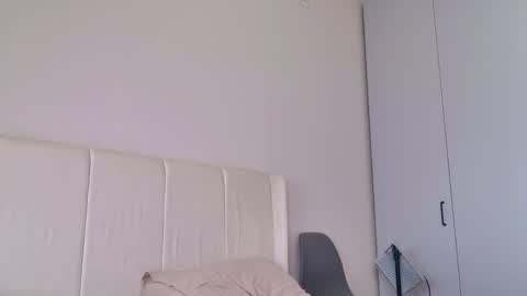 Evelyn online show from April 2026 07:00:02 PM