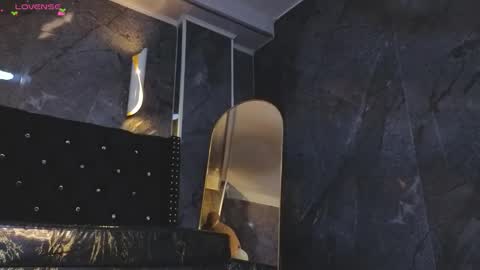 kitty_fox_b online show from October 2025 01:23:02 PM