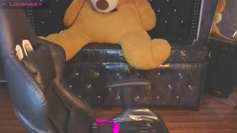 kitty_fox_b online show from November 2025 01:33:02 PM