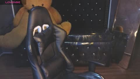 kitty_fox_b online show from November 2025 01:04:02 PM