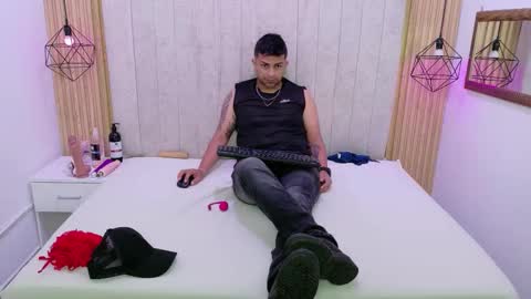 Snapshot of kity_spiderr chatting on November 2025 12:27:02 PM Luisa y Jairo online show from November 2025 12:27:02 PM