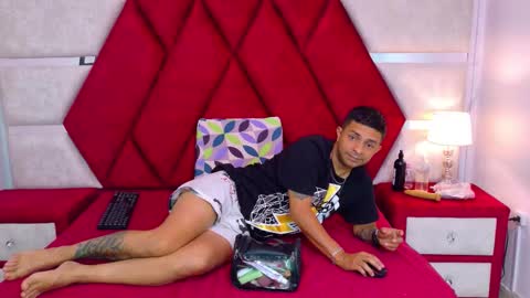 Snapshot of kity_spiderr chatting on November 2025 12:19:02 PM Luisa y Jairo online show from November 2025 12:19:02 PM