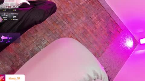 Snapshot of kloey_hoot chatting on January 2025 01:00:02 AM Kloey online show from January 2025 01:00:02 AM