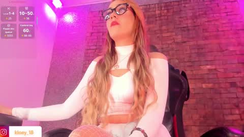 Snapshot of kloey_hoot chatting on September 2025 09:03:02 PM Kloey online show from September 2025 09:03:02 PM