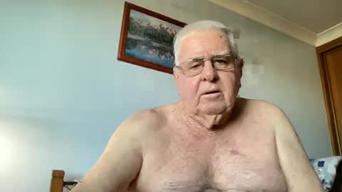 Snapshot of knights2001 chatting on June 2026 05:37:01 AM Aussiedude online show from June 2026 05:37:01 AM