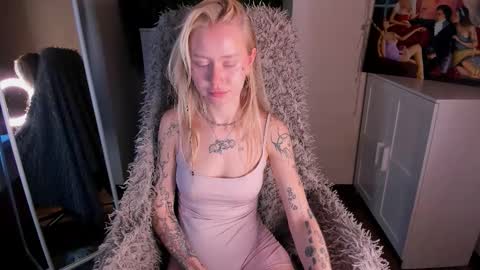 kris_grant online show from October 2025 08:33:01 AM