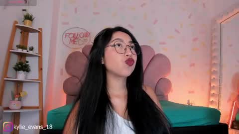 Snapshot of kylie_evans_18 chatting on July 2026 04:36:01 PM Kylie online show from July 2026 04:36:01 PM