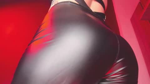 K Y L I E online show from October 2025 08:08:01 PM