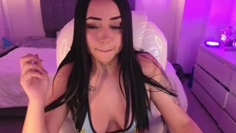 Snapshot of laara_croft chatting on May 2026 09:11:01 PM L A R A online show from May 2026 09:11:01 PM