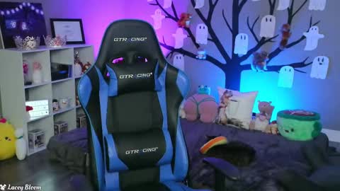 Lacey Bloom online show from November 2025 02:21:01 AM