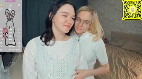 Violet and Isabel online show from May 2026 07:22:02 PM