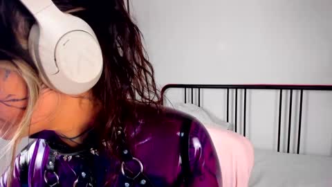 Mia online show from February 2025 05:09:01 PM