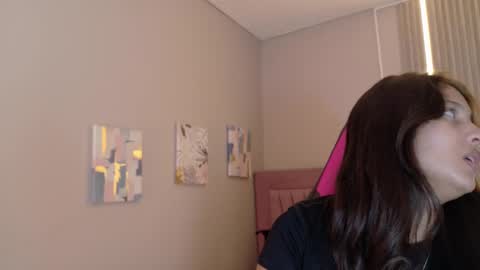 Laura online show from November 2025 12:04:02 PM