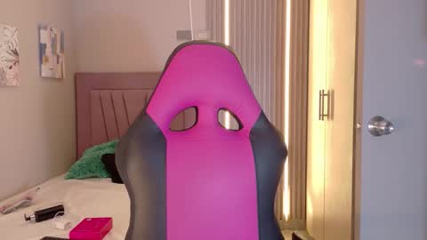 Laura online show from November 2025 12:28:02 PM