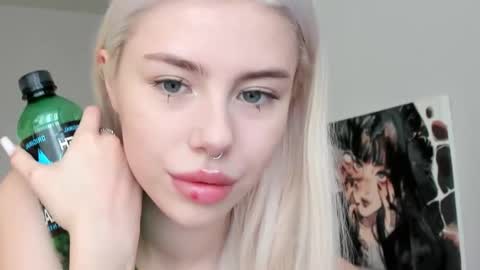 Erika online show from October 2025 08:37:01 AM