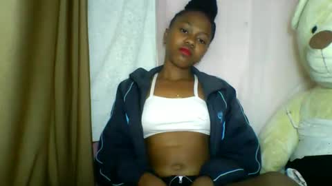 Snapshot of lara_belle chatting on May 2026 02:18:02 AM lara_belle online show from May 2026 02:18:02 AM