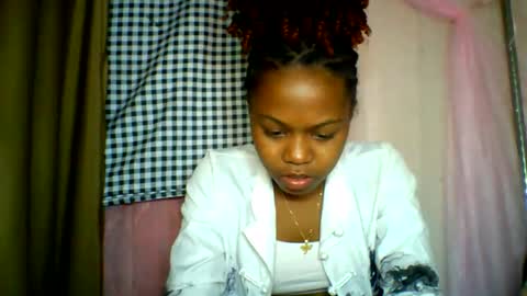 Snapshot of lara_belle chatting on June 2026 04:44:01 PM lara_belle online show from June 2026 04:44:01 PM
