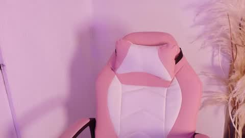 Lara Gill online show from December 2025 08:48:01 PM