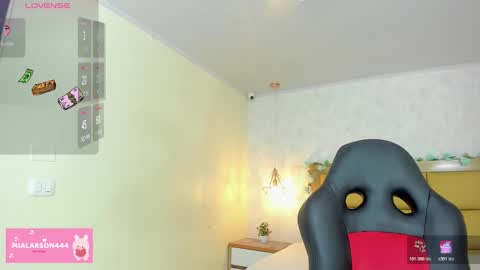 Snapshot of larsonmia chatting on February 2026 12:31:01 PM MIA online show from February 2026 12:31:01 PM
